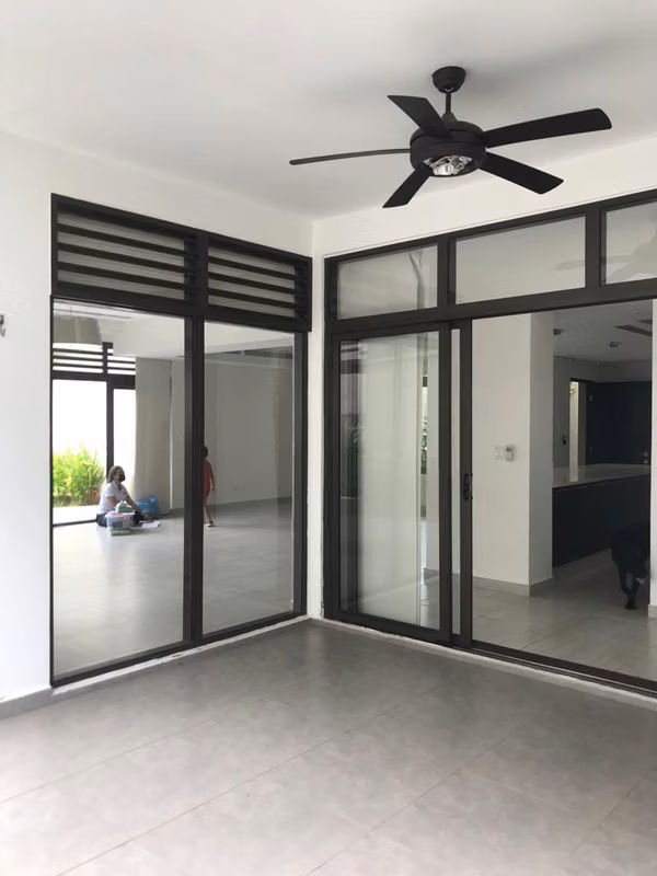 Large Unifamikiar house with 360 mts Jardin
