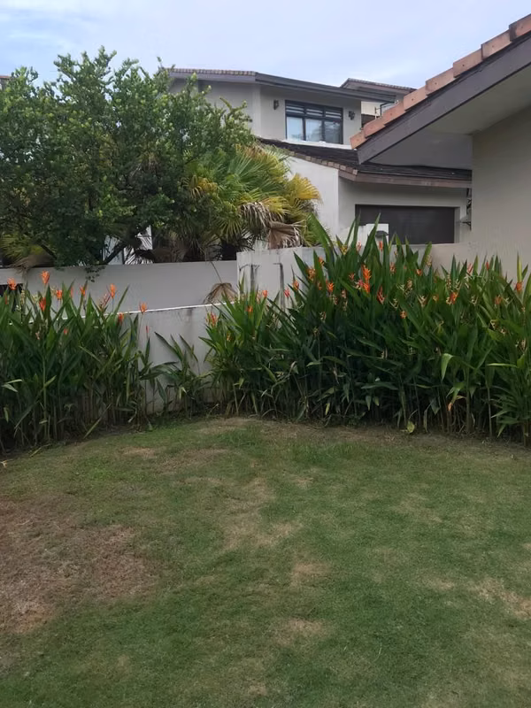 Large Unifamikiar house with 360 mts Jardin