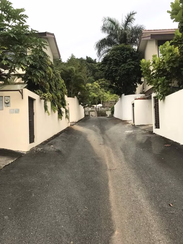 Large Unifamikiar house with 360 mts Jardin