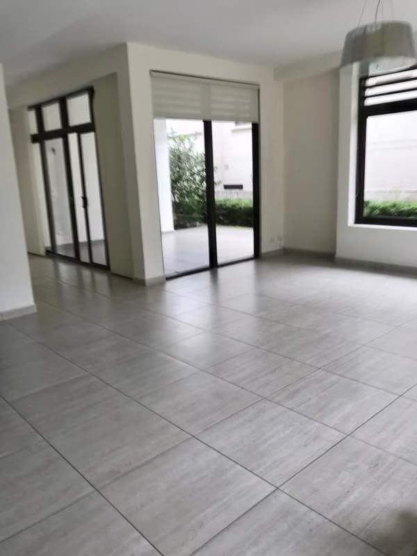 Large Unifamikiar house with 360 mts Jardin