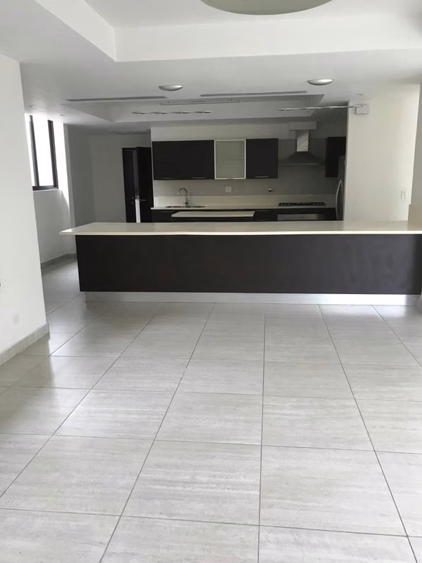 Large Unifamikiar house with 360 mts Jardin