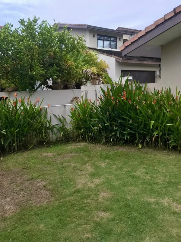 Large Unifamikiar house with 360 mts Jardin