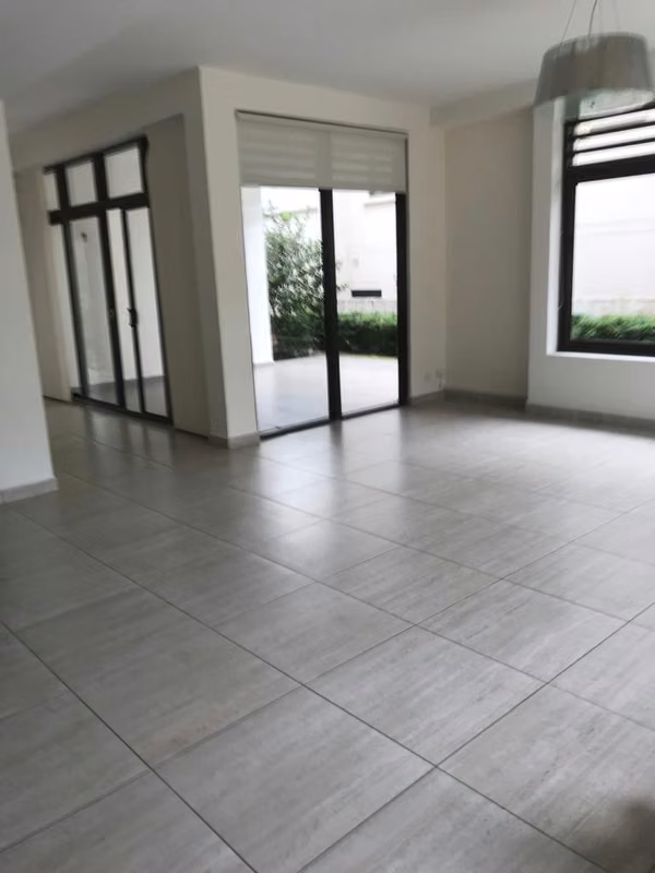 Large Unifamikiar house with 360 mts Jardin