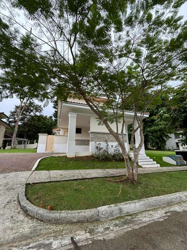 FOR SALE STUNNIG SINGLE FAMILY HOUSE IN CLAYTON