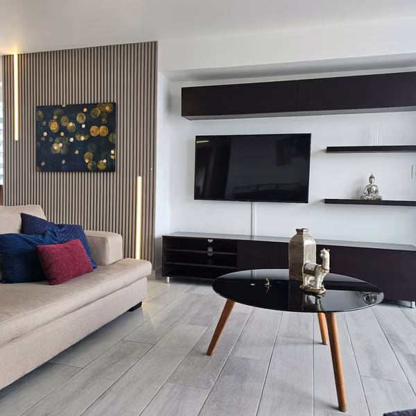 Apartamento en Alquiler | Vista al Parque Omar | 2 Estacionamientos + Bodega