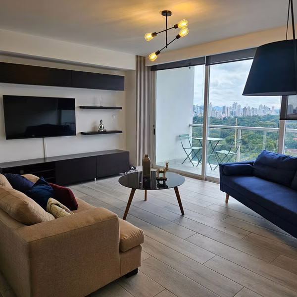 Apartamento en Alquiler | Vista al Parque Omar | 2 Estacionamientos + Bodega