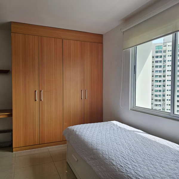 Apartamento en Alquiler | Vista al Parque Omar | 2 Estacionamientos + Bodega