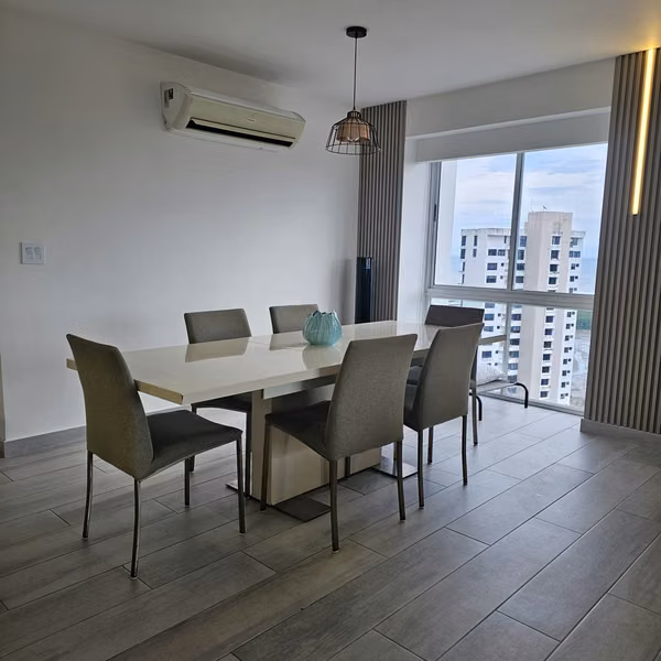 Apartamento en Alquiler | Vista al Parque Omar | 2 Estacionamientos + Bodega