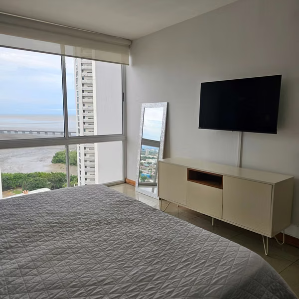 Apartamento en Alquiler | Vista al Parque Omar | 2 Estacionamientos + Bodega