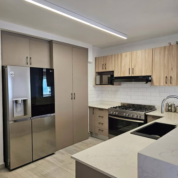 Apartamento en Alquiler | Vista al Parque Omar | 2 Estacionamientos + Bodega