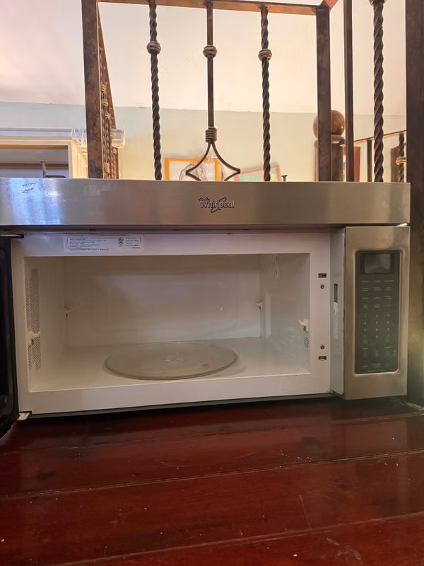 Microwave with extractor