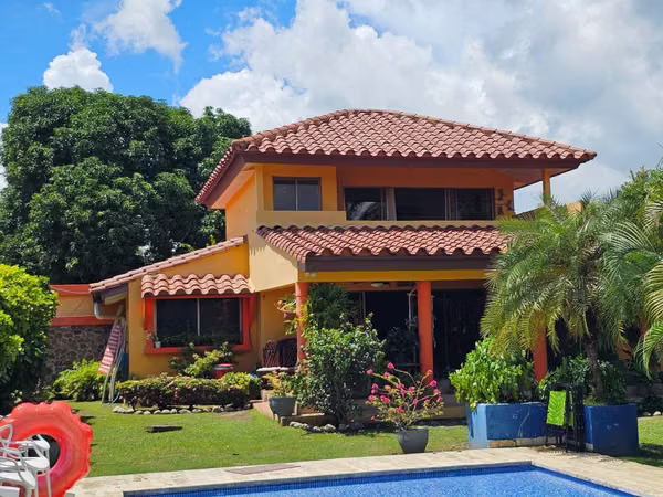 Coronado. House 1200mts 5r 4b pool $495,000.00