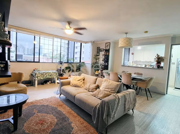 APARTAMENTO REMODELADO FRENTE AL PARQUE OMAR I VIA PORRAS I 2 RECAMARAS