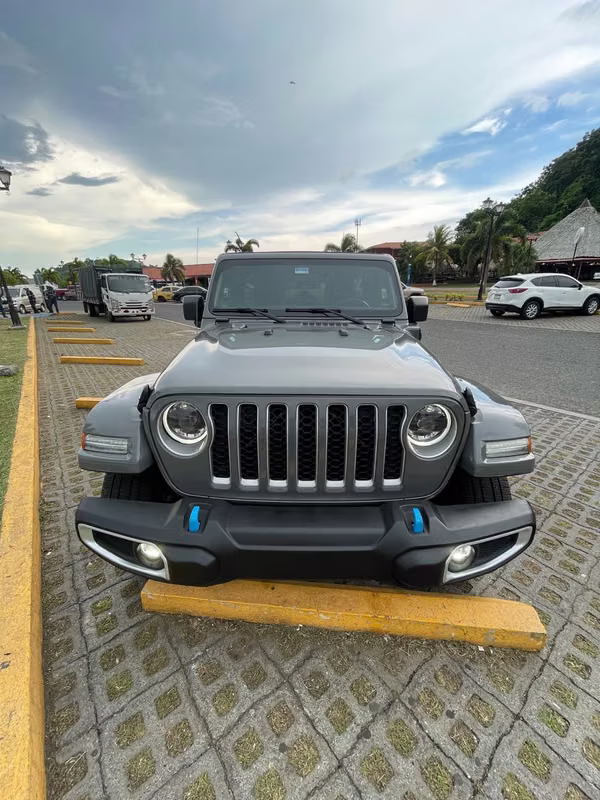 Jeep Wrangler Unlimited Sahara 4xe ; 23.400 km