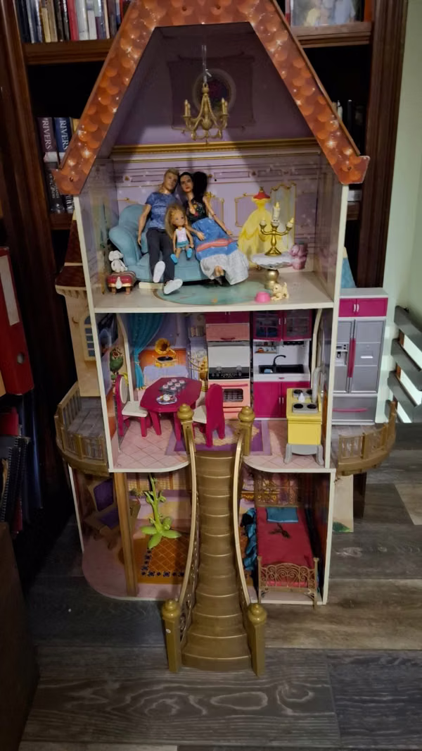 Used doll house in good condition with furniture