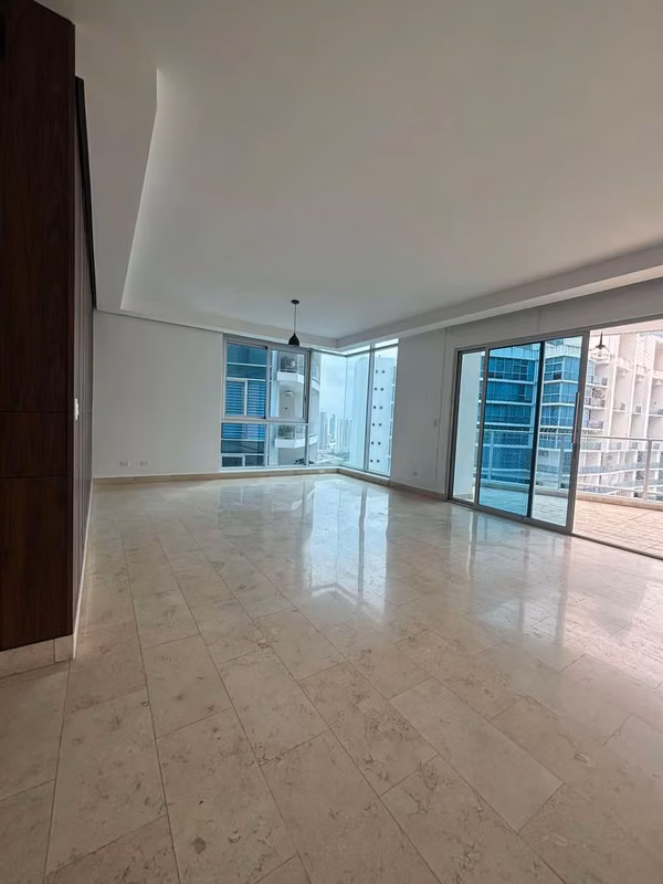 ¡LUJO, AMPLITUD Y VISTA AL MAR! APARTAMENTO EN ALQUILER – $2,500