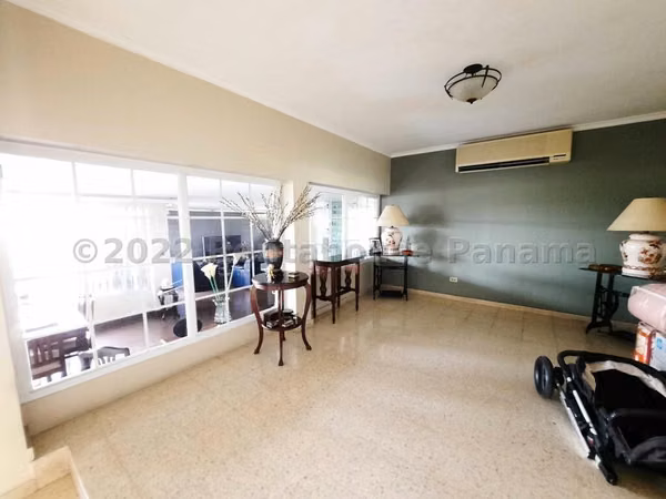 Vendo Casa de 378.77m2 en La Alameda 22-9703SRZ