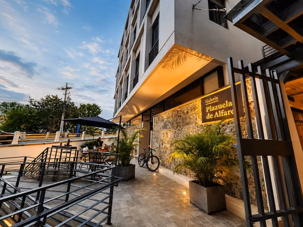 Alquiler Amoblado en PH Plazuela de Alfaro – Casco Viejo | Rooftop & Piscina