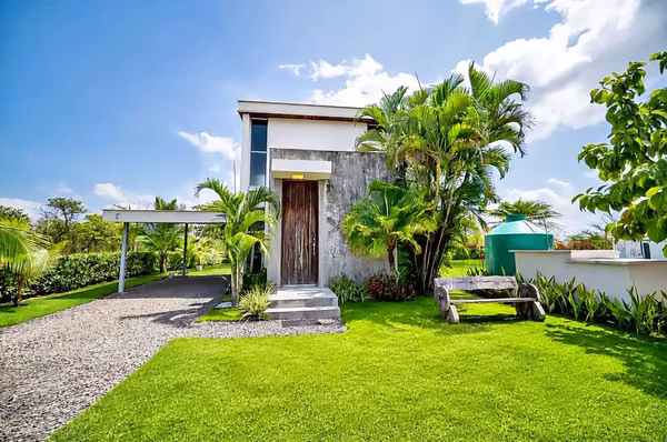 YOUR BEACH HOUSE ON THE BOAT, CROWNED!