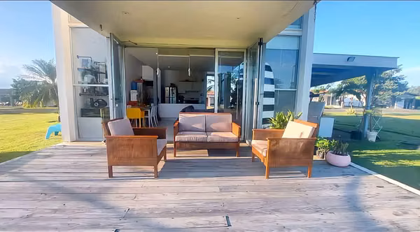YOUR BEACH HOUSE ON THE BOAT, CROWNED!