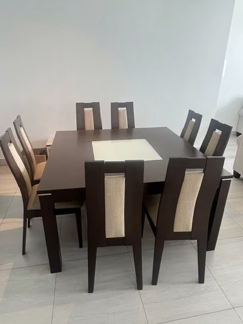 Se vende Mesa de comedor 1.40 x 1.40 de 8 puestos, también se pueden vender solo las sillas 