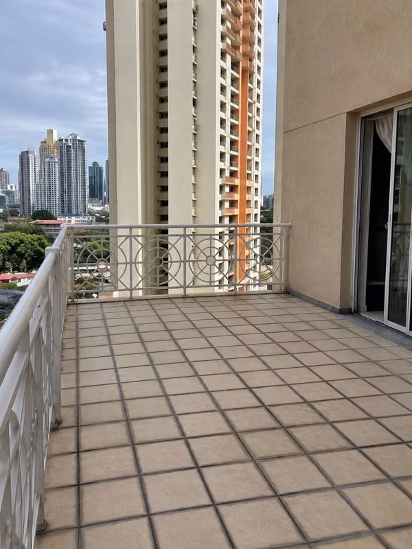 APARTAMENTO DE 3 RECAMARAS con terraza y vista a la ciudad.