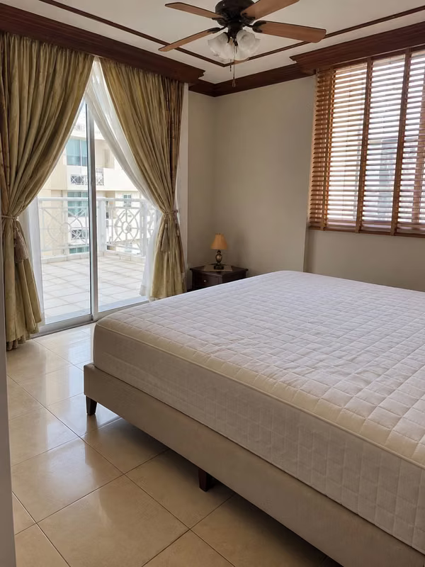 APARTAMENTO DE 3 RECAMARAS con terraza y vista a la ciudad.