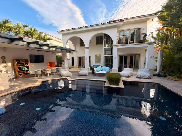 Casa lujosa con piscina en alquiler en Santa Maria