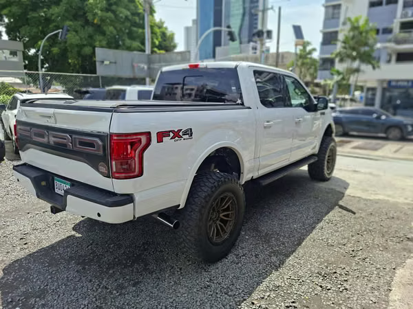 FORD F150 LARIAT 2015