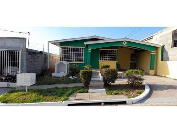 Se vende casa en Urbanización Altamira $78.000 (AB)
