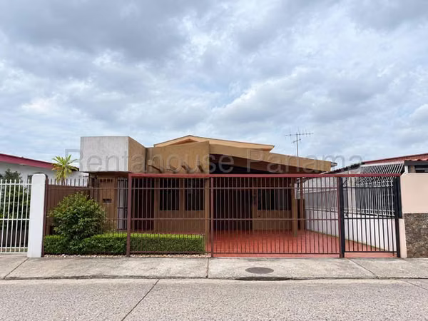 House for Sale in Parque Lefevre JG