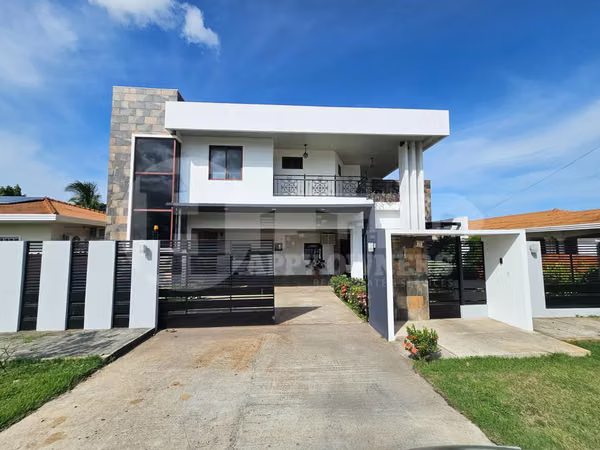Venta de casa con piscina en Chitré, Herrera. MB