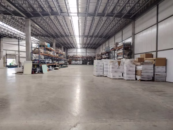 GALERA EN ZONA UNO - CERCA DEL AEROPUERTO - ACABADOS EN  OFICINAS