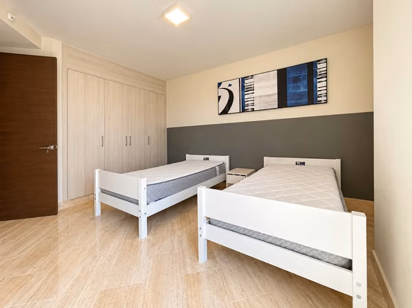 It is sold furnished apartment - 124; The Regent - 124; East Coast, 202 m2, 3 rec.