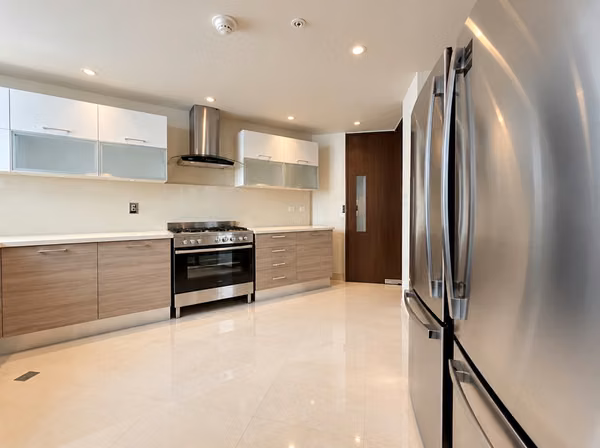 It is sold furnished apartment - 124; The Regent - 124; East Coast, 202 m2, 3 rec.