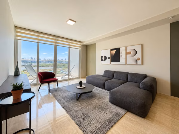 It is sold furnished apartment - 124; The Regent - 124; East Coast, 202 m2, 3 rec.