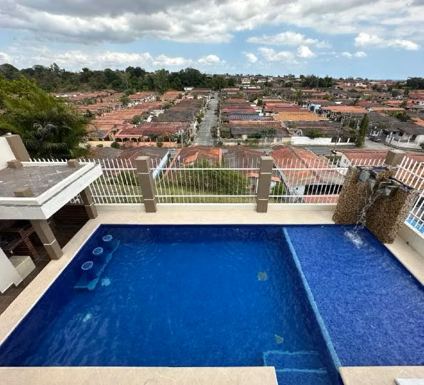 Casa de 3 Niveles en Venta con Piscina Privada y Vista Panorámica