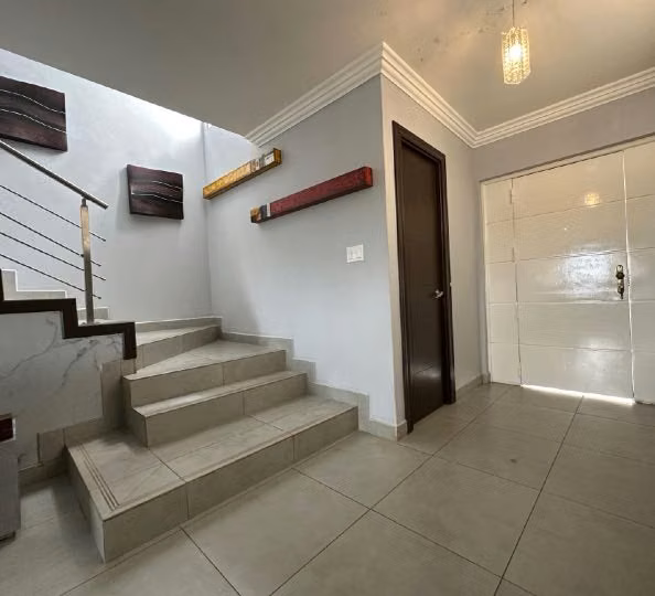 Casa de 3 Niveles en Venta con Piscina Privada y Vista Panorámica