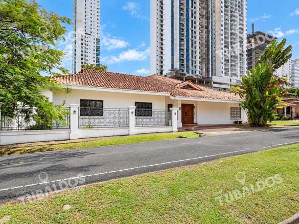 Two-level house for sale in Altos del Golf