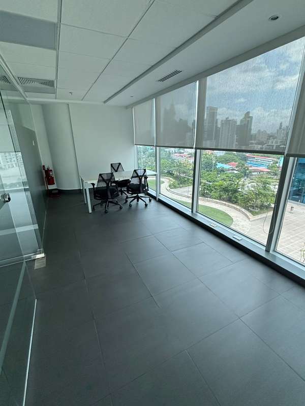 Office furnished in Oceania, 137m2