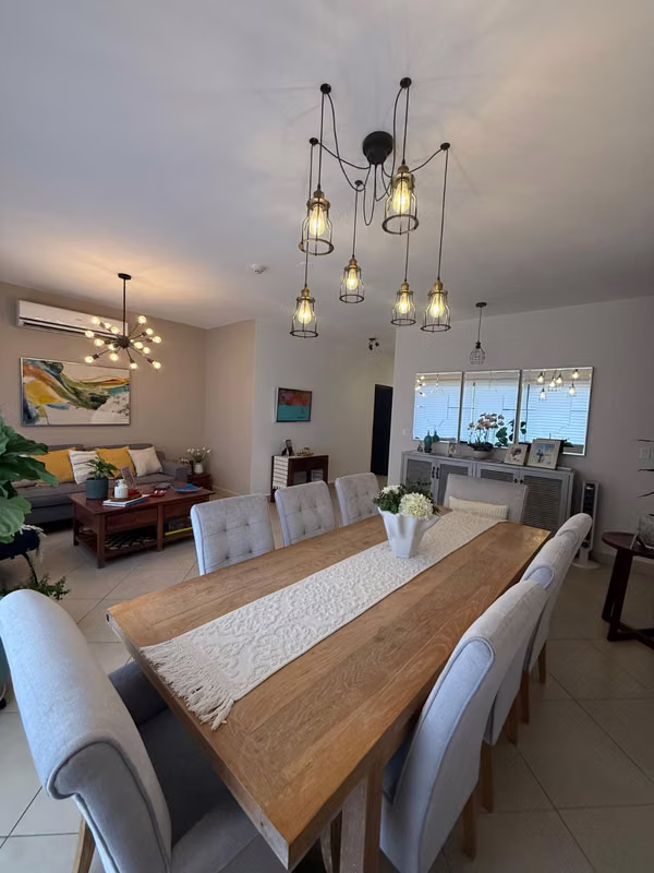 Embassy Club. 276mts 3r 3.5b den $4000.00neg