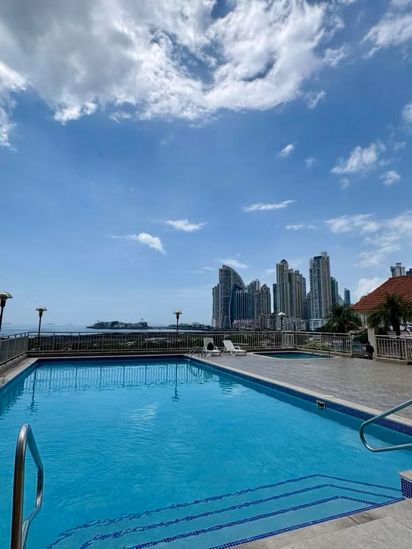 San Francisco Bay Tower 600 | 115 m² + Den and Ocean View