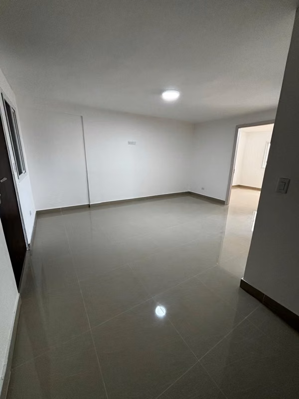 Apartamento de 2 recámaras remodelado en alquiler | Calle 25, Calidonia