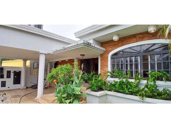 CASA DE LUJO EN VENTA EN LOS ANGELES EN BETANIA, CON PISCINA, JACUZZI