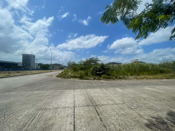 Terrenos comerciales frente a la Ciudad de la Salud desde 2.4 ha