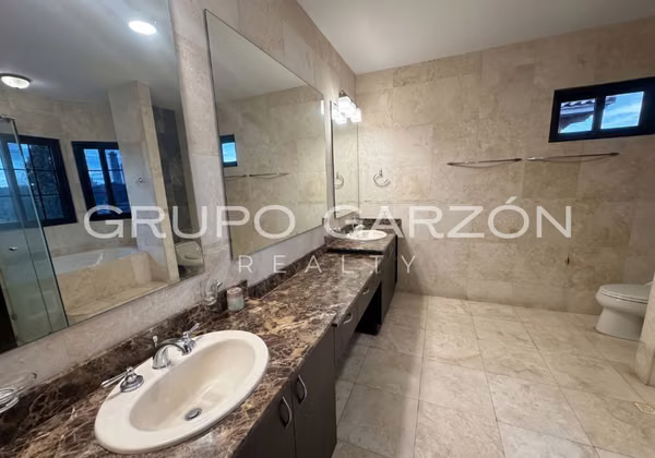 Casa Familiar en Venta en Costa Sur - 361 m² Cerca de Escuelas Internacionales