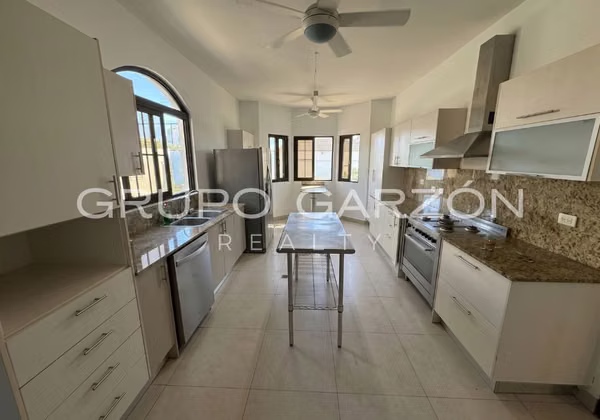 Casa Familiar en Venta en Costa Sur - 361 m² Cerca de Escuelas Internacionales
