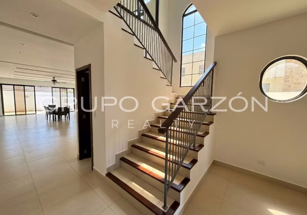 Casa Familiar en Venta en Costa Sur - 361 m² Cerca de Escuelas Internacionales