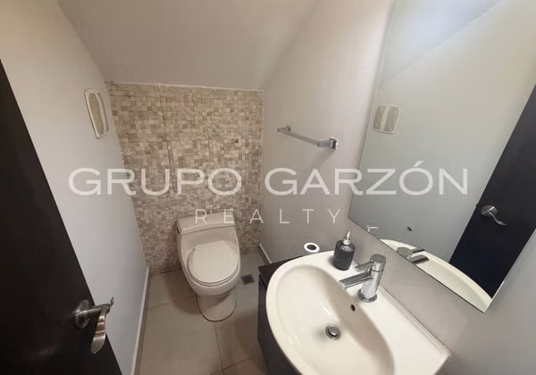 Casa Familiar en Venta en Costa Sur - 361 m² Cerca de Escuelas Internacionales