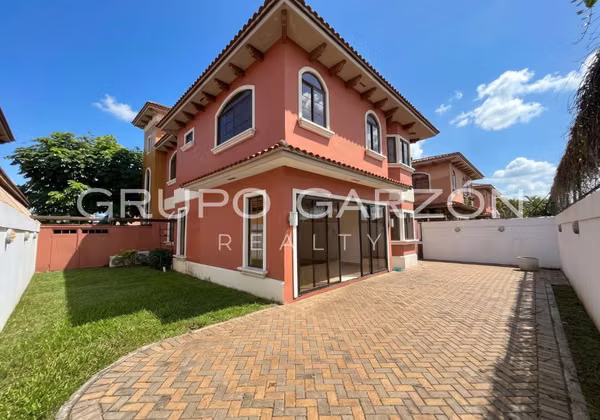 Casa Familiar en Venta en Costa Sur - 361 m² Cerca de Escuelas Internacionales
